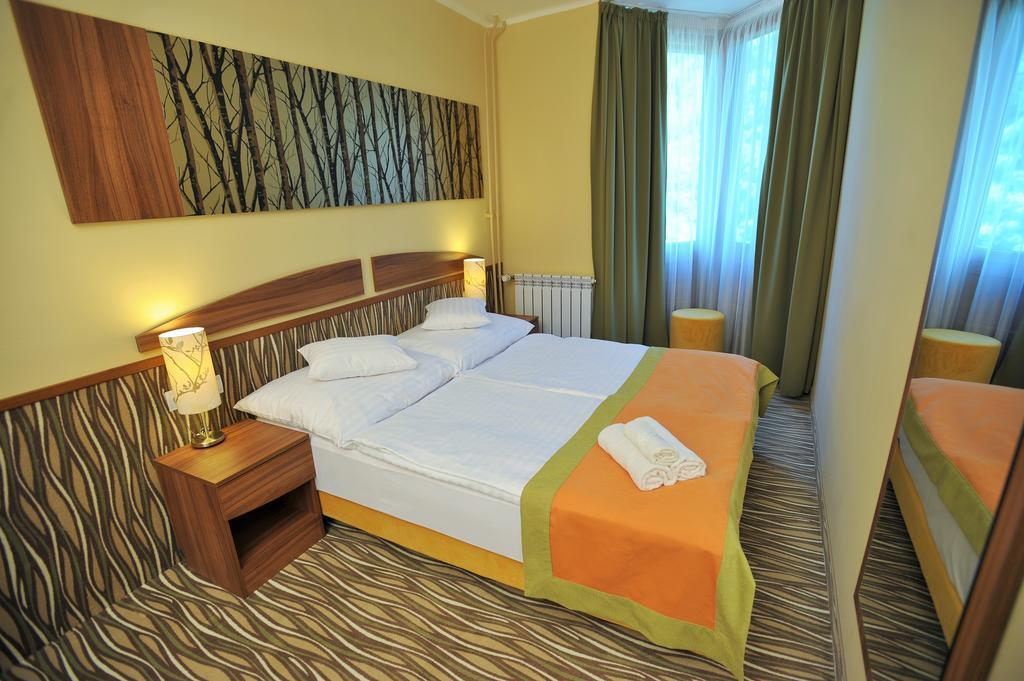 Park Hotel Gyula Buitenkant foto
