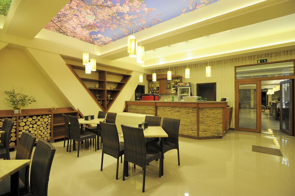 Park Hotel Gyula Buitenkant foto