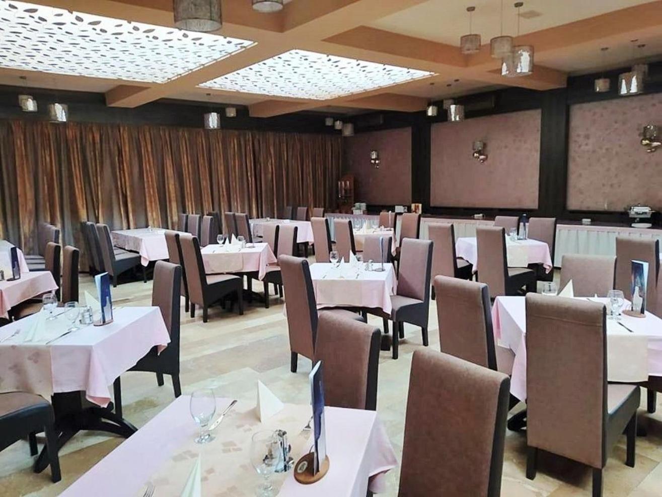 Park Hotel Gyula Buitenkant foto