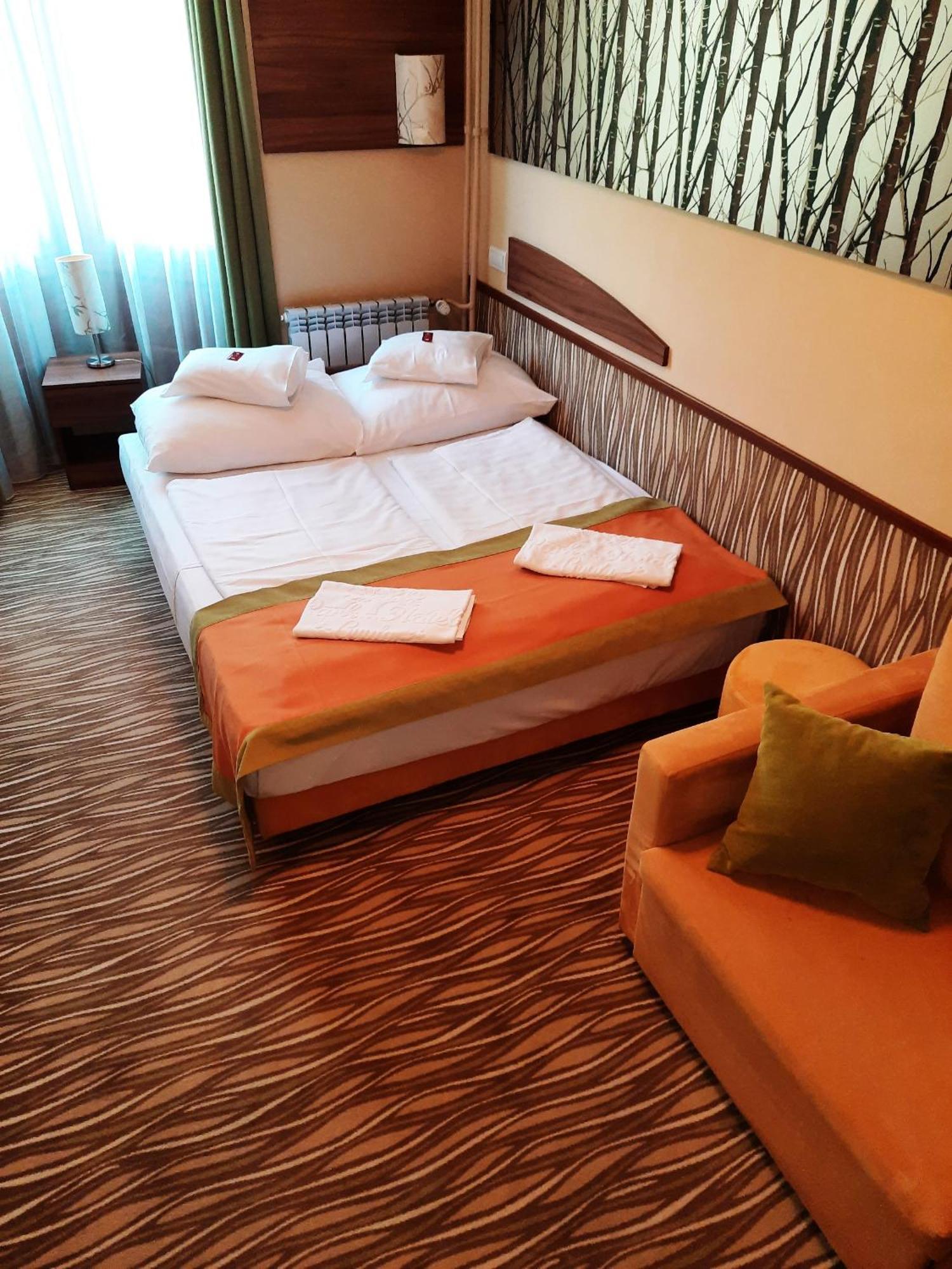 Park Hotel Gyula Buitenkant foto