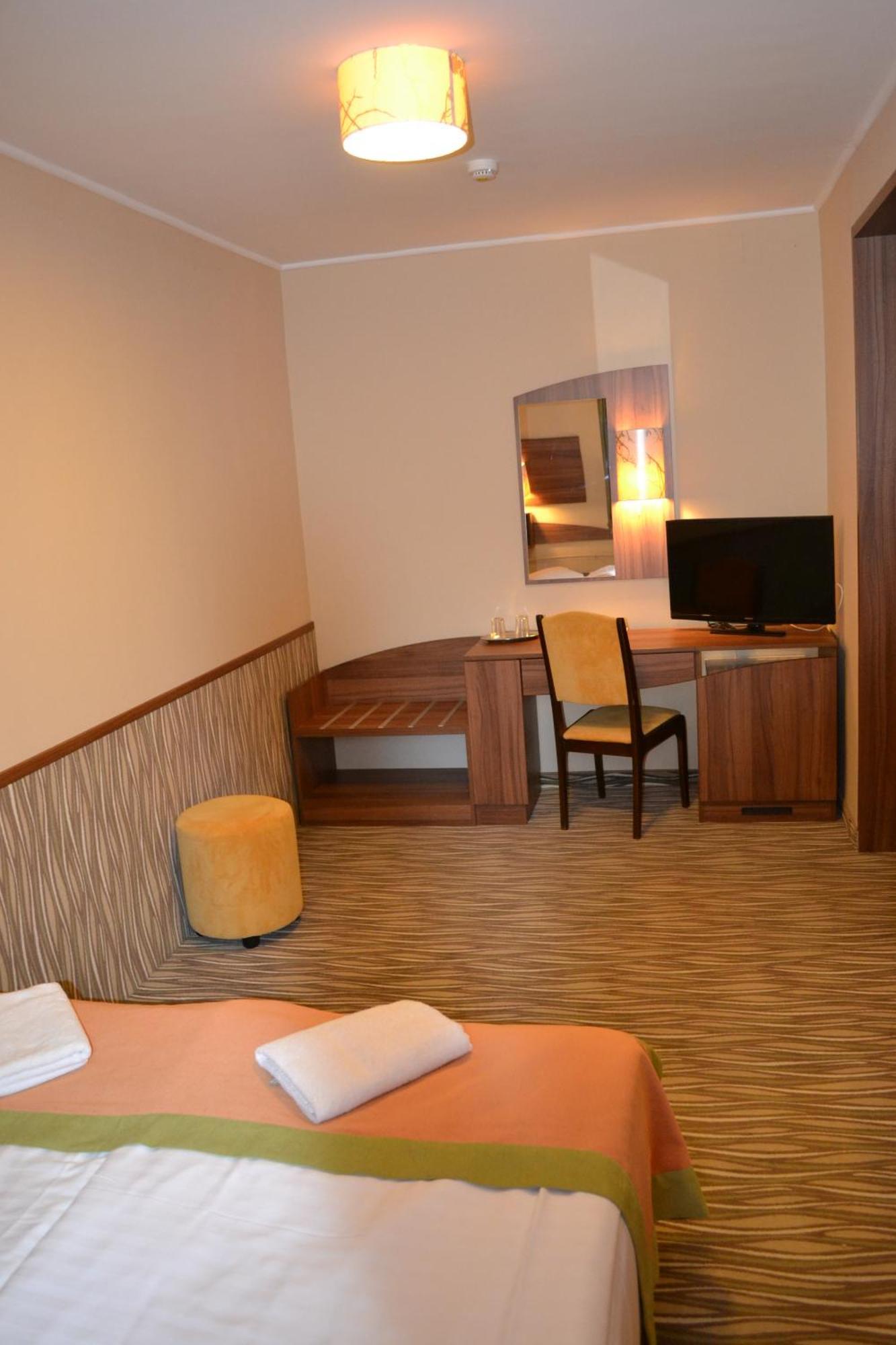 Park Hotel Gyula Buitenkant foto